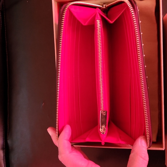 Christian Louboutin Zippy Long Wallet - Picture 5 of 11